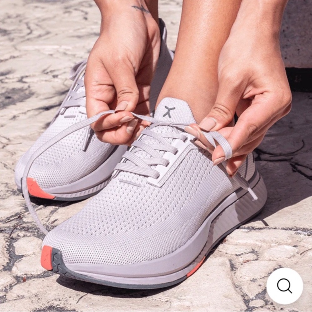 $140 Flux ADAPT RUNNER sneakers in size 8